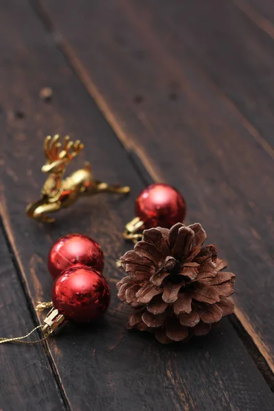 放在一张黑色木制桌子上的圣诞装饰品 — 图库照片