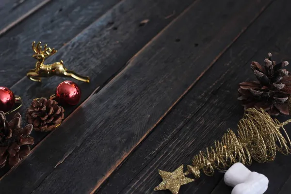 放在一张黑色木制桌子上的圣诞装饰品 — 图库照片