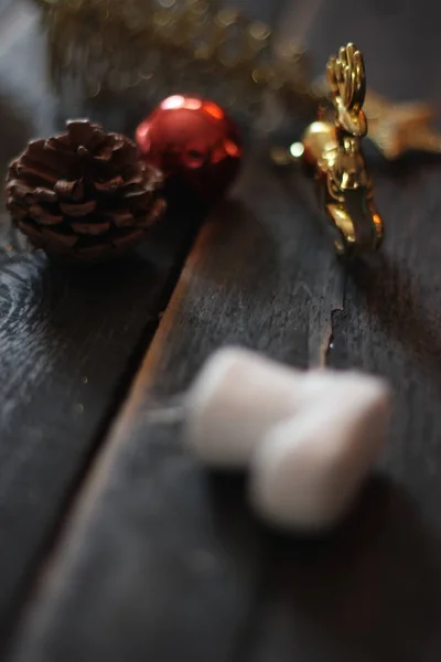 Kerstversieringen Geplaatst Een Zwarte Houten Tafel — Stockfoto