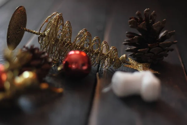 Kerstversieringen Geplaatst Een Zwarte Houten Tafel — Stockfoto