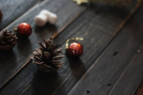 Vánoční Ozdoby Umístěné Černém Dřevěném Stole — Stock fotografie