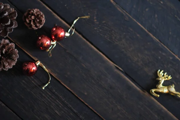 Noel Süsleri Siyah Ahşap Bir Masaya Yerleştirilmiş — Stok fotoğraf