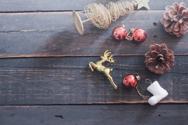 Bovenaanzicht Van Kerstversieringen Geplaatst Een Zwarte Houten Tafel — Stockfoto