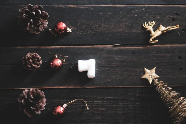 Vista Superior Las Decoraciones Navidad Colocadas Una Mesa Madera Negra — Foto de Stock