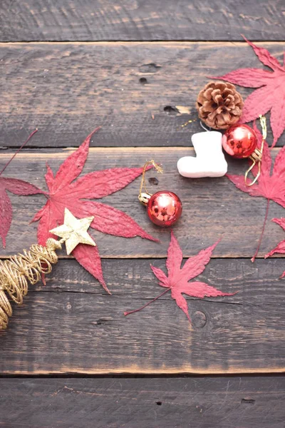 Bovenaanzicht Van Kerstversieringen Met Esdoorn Bladeren Plaats Een Bruine Houten — Stockfoto