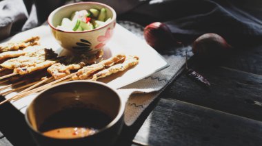 Pork satay sabah güneş ışığında servis edilir..