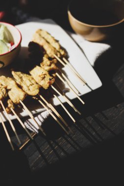 Pork satay sabah güneş ışığında servis edilir..
