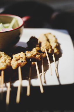 Pork satay sabah güneş ışığında servis edilir..
