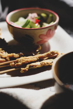 Pork satay sabah güneş ışığında servis edilir..