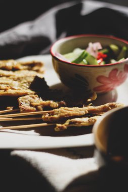 Pork satay sabah güneş ışığında servis edilir..