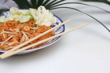 Tayland yemeği Pad Thai (ulusal yemek) Çin usulü bir kasede servis edilir. Beyaz bir masaya koy..