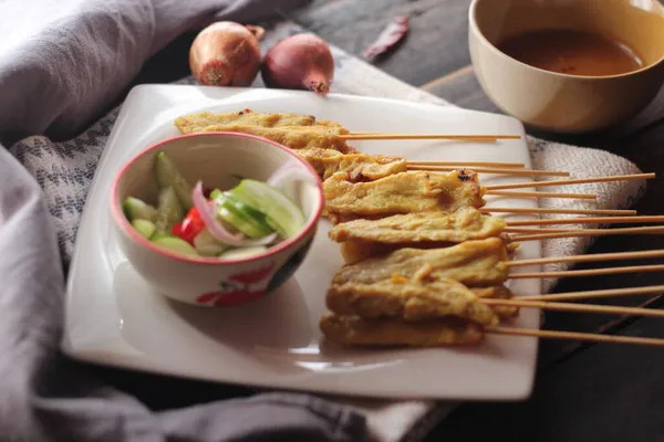 Vepřový Satay Podávaný Bílém Talíři Arašídovou Okurkovou Omáčkou — Stock fotografie