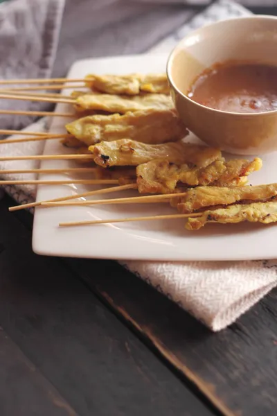 Vepřový Satay Podávaný Bílém Talíři Arašídovou Okurkovou Omáčkou — Stock fotografie