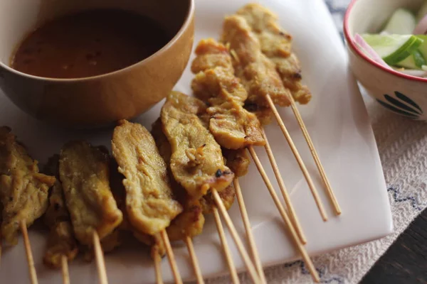 Satay Cerdo Servido Plato Blanco Con Salsa Cacahuete Pepino —  Fotos de Stock