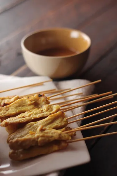 Vepřový Satay Podávaný Bílém Talíři Arašídovou Okurkovou Omáčkou — Stock fotografie