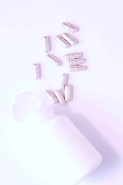 Auf Einem Weißen Tisch Lagen Graue Tablettenkapseln Und Tablettenflaschen — Stockfoto