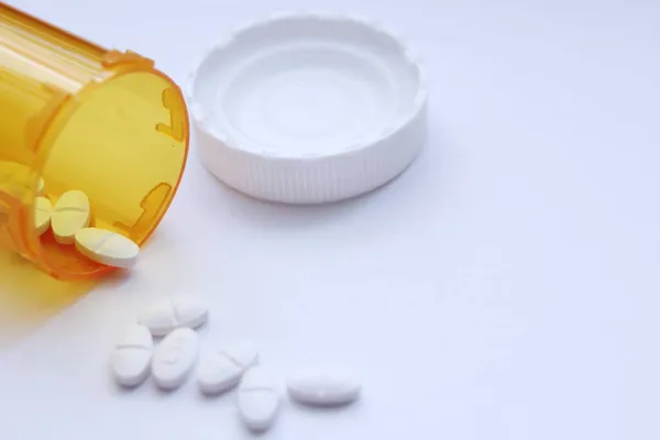 Oval Pills Orange Pill Bottles Were Spread Out White Tabletop — Stock Photo, Image