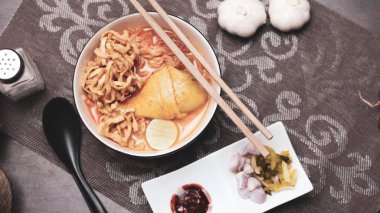 Tayland yemeği, Kuzey usulü körili erişte çorbası ya da Tayland usulü bir kasede servis edilen 