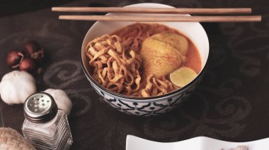 Tayland yemeği, Kuzey usulü körili erişte çorbası ya da Tayland usulü bir kasede servis edilen 