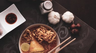 Tayland yemeği, Kuzey usulü körili erişte çorbası ya da Tayland usulü bir kasede servis edilen 