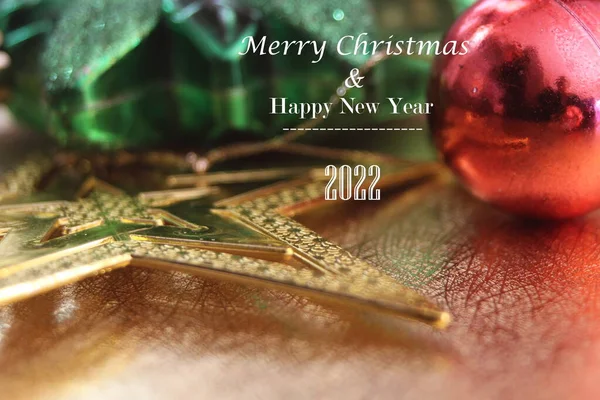 Altın Arkaplanda Noel Süslemeleri — Stok fotoğraf
