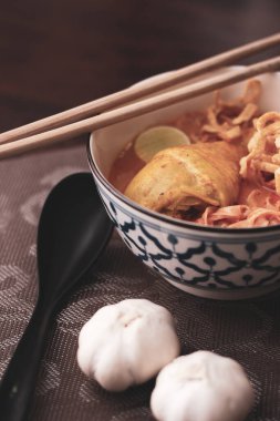 Tayland yemeği, Kuzey usulü körili erişte çorbası ya da Tayland usulü bir kasede servis edilen 