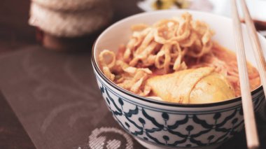 Tayland yemeği, Kuzey usulü körili erişte çorbası ya da Tayland usulü bir kasede servis edilen 