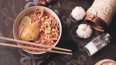 Tayland yemeği, Kuzey usulü körili erişte çorbası ya da Tayland usulü bir kasede servis edilen 