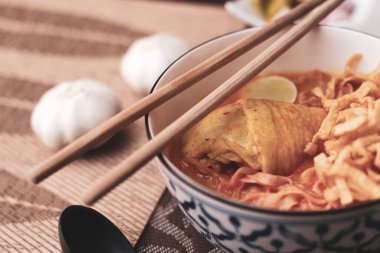 Tayland yemeği, Kuzey usulü körili erişte çorbası ya da Tayland usulü bir kasede servis edilen 