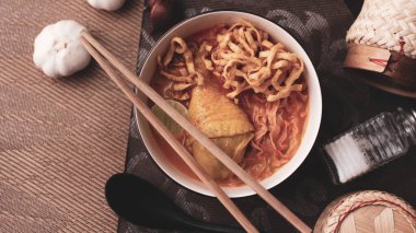 Tayland yemeği, Kuzey usulü körili erişte çorbası ya da Tayland usulü bir kasede servis edilen 