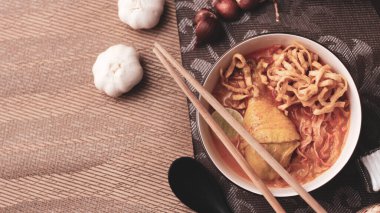 Tayland yemeği, Kuzey usulü körili erişte çorbası ya da Tayland usulü bir kasede servis edilen 