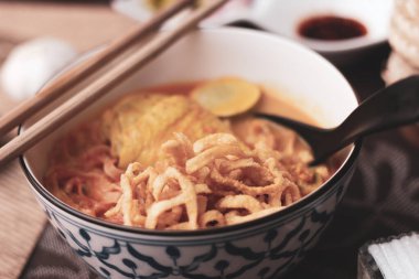 Tayland yemeği, Kuzey usulü körili erişte çorbası ya da Tayland usulü bir kasede servis edilen 