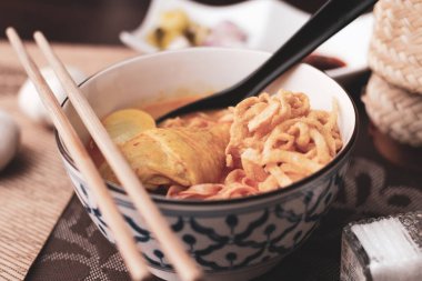 Tayland yemeği, Kuzey usulü körili erişte çorbası ya da Tayland usulü bir kasede servis edilen 