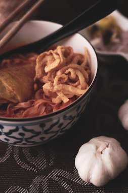 Tayland yemeği, Kuzey usulü körili erişte çorbası ya da Tayland usulü bir kasede servis edilen 