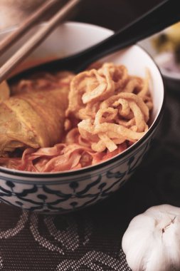 Tayland yemeği, Kuzey usulü körili erişte çorbası ya da Tayland usulü bir kasede servis edilen 