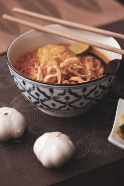 Tayland yemeği, Kuzey usulü körili erişte çorbası ya da Tayland usulü bir kasede servis edilen 