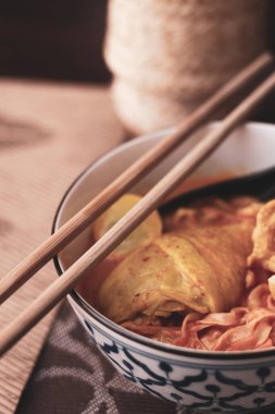 Tayland yemeği, Kuzey usulü körili erişte çorbası ya da Tayland usulü bir kasede servis edilen 