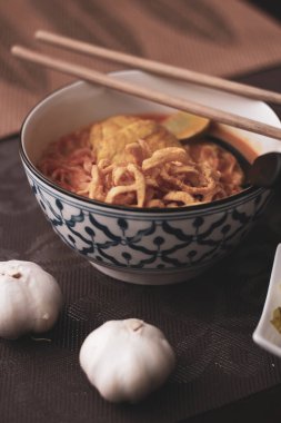 Tayland yemeği, Kuzey usulü körili erişte çorbası ya da Tayland usulü bir kasede servis edilen 