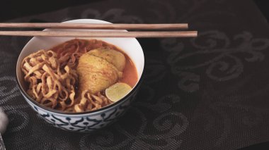 Tayland yemeği, Kuzey usulü körili erişte çorbası ya da Tayland usulü bir kasede servis edilen 