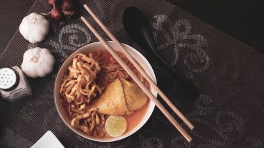 Tayland yemeği, Kuzey usulü körili erişte çorbası ya da Tayland usulü bir kasede servis edilen 