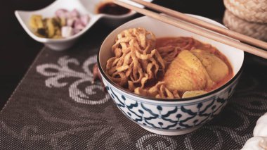 Tayland yemeği, Kuzey usulü körili erişte çorbası ya da Tayland usulü bir kasede servis edilen 