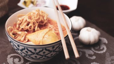 Tayland yemeği, Kuzey usulü körili erişte çorbası ya da Tayland usulü bir kasede servis edilen 