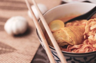 Tayland yemeği, Kuzey usulü körili erişte çorbası ya da Tayland usulü bir kasede servis edilen 