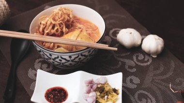 Tayland yemeği, Kuzey usulü körili erişte çorbası ya da Tayland usulü bir kasede servis edilen 