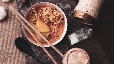 Tayland yemeği, Kuzey usulü körili erişte çorbası ya da Tayland usulü bir kasede servis edilen 