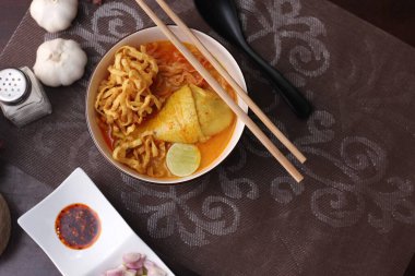 Tayland yemeği, Kuzey usulü körili erişte çorbası ya da Tayland usulü bir kasede servis edilen 