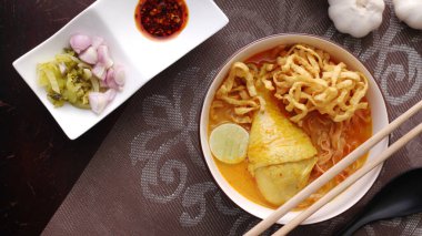 Tayland yemeği, Kuzey usulü körili erişte çorbası ya da Tayland usulü bir kasede servis edilen 