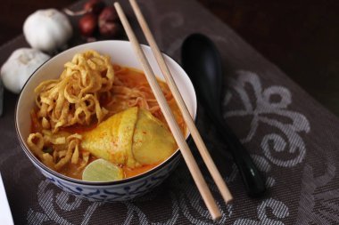 Tayland yemeği, Kuzey usulü körili erişte çorbası ya da Tayland usulü bir kasede servis edilen 