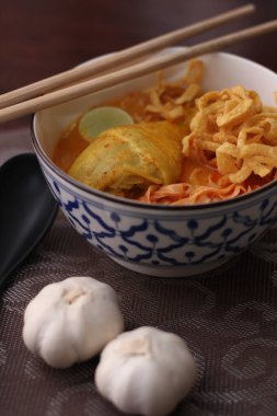 Tayland yemeği, Kuzey usulü körili erişte çorbası ya da Tayland usulü bir kasede servis edilen 