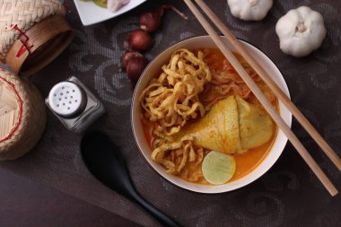 Tayland yemeği, Kuzey usulü körili erişte çorbası ya da Tayland usulü bir kasede servis edilen 